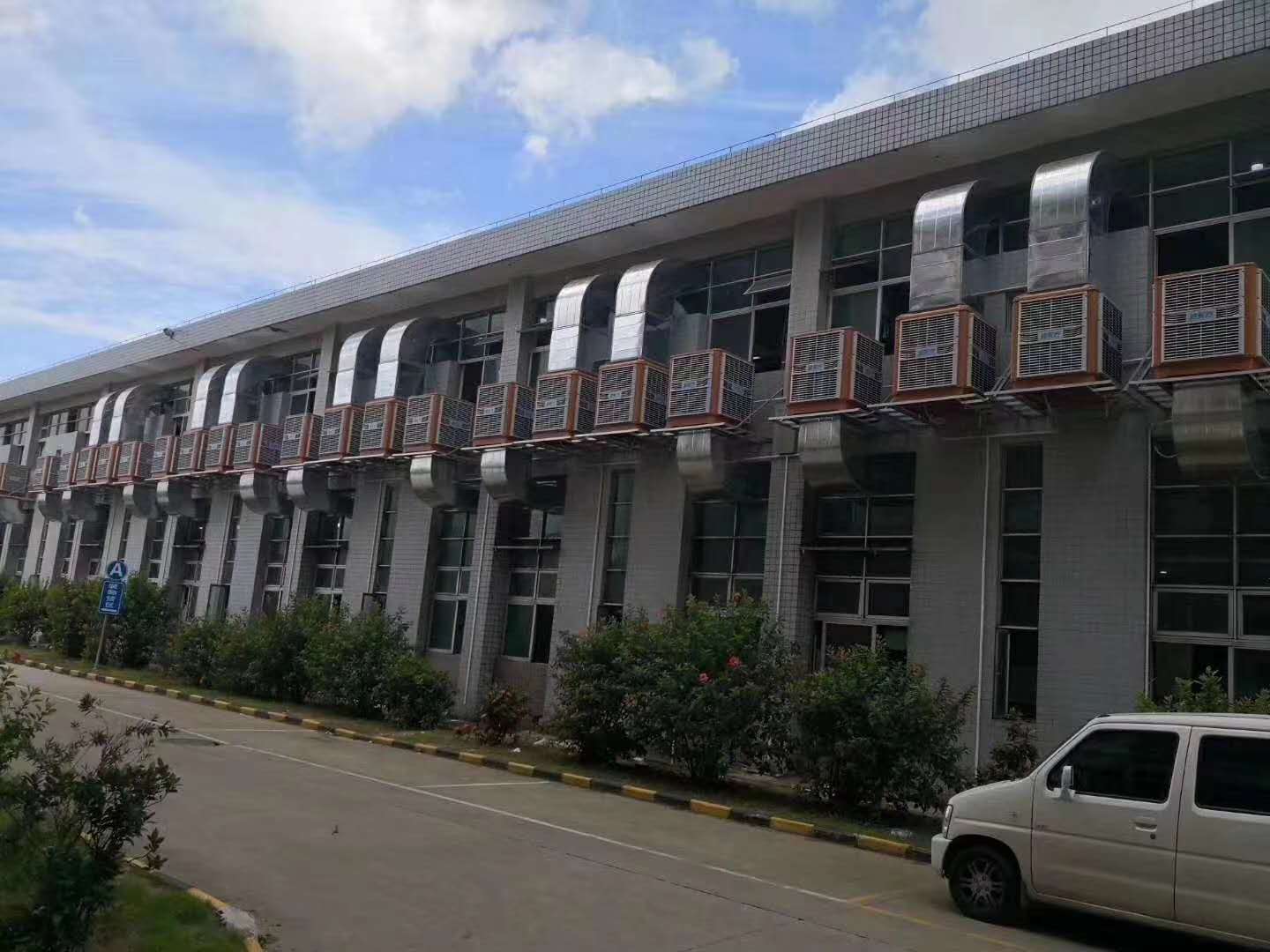 工廠為什么選擇環?？照{通風降溫？因為有這些優勢！